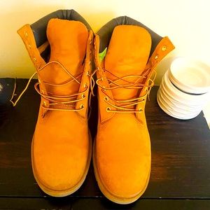 Men’s size 11.5 Timberland boots.